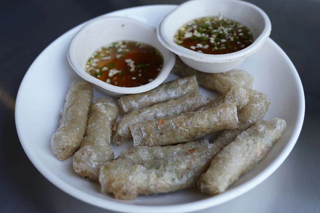 Bếp quán rán nem trong chảo dầu nóng, vỏ nem phồng vàng