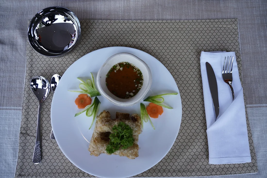 Những chiếc nem cua bể vuông vàng giòn bày trên đĩa cùng rau sống