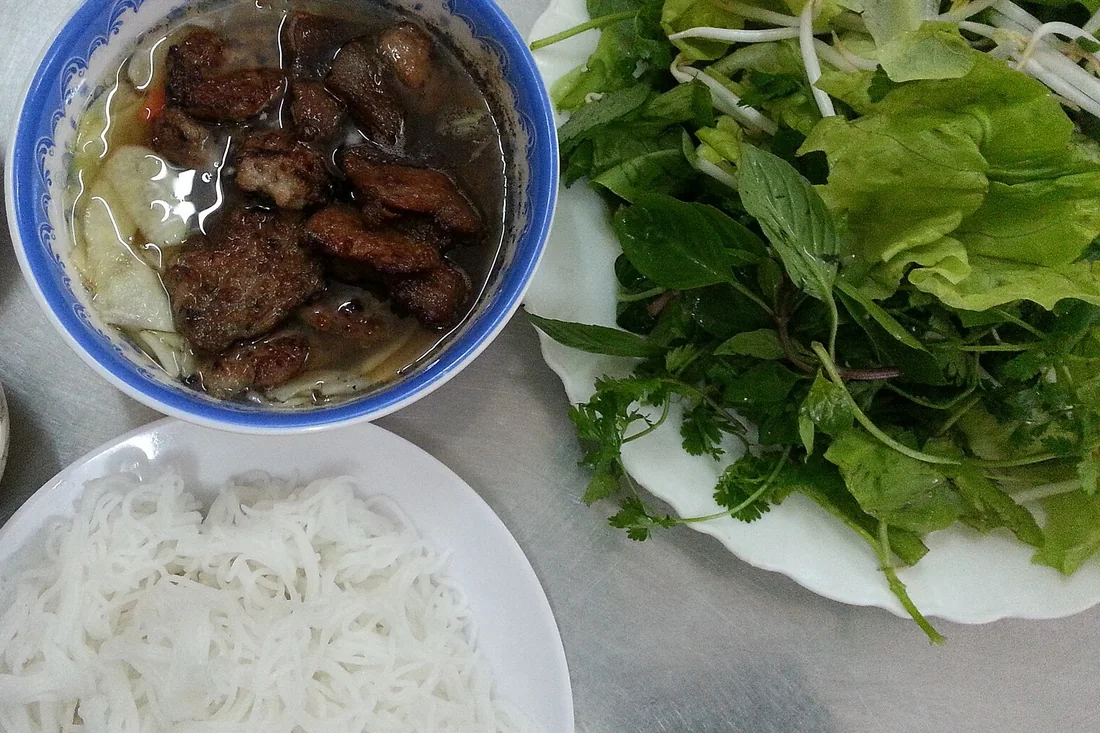 Chả nướng than hoa được thả vào bát nước chấm ấm vừa múc ra